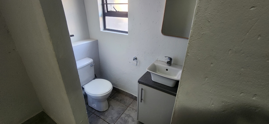 To Let 1 Bedroom Property for Rent in Kannoniers Park North West